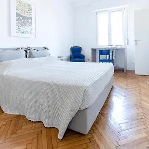 Flat 5 Min From Duomo With Park For Small Cars Apartment Milan